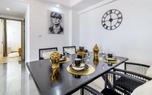 Modern 2 bed Apt in Riverside Westlands Nairobi behind Riverside Square Mall with Gym 5 minutes to CBD with scenic nature and River views situated on the 8th floor