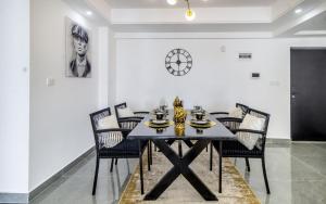 Modern 2 bed Apt in Riverside Westlands Nairobi behind Riverside Square Mall with Gym 5 minutes to CBD with scenic nature and River views situated on the 8th floor