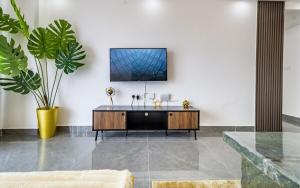 Modern 2 bed Apt in Riverside Westlands Nairobi behind Riverside Square Mall with Gym 5 minutes to CBD with scenic nature and River views situated on the 8th floor