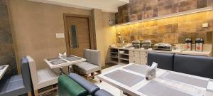 Zaith Residency Near US Consulate and Apollo Hospitals