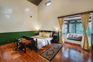 SaffronStays Calamondinn Bungalow - 5BR heritage coffee plantation villa with tours, art & colonial charm in Coorg