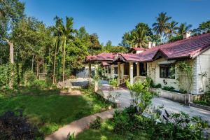 SaffronStays Calamondinn Bungalow - 5BR Colonial Heritage Home within Coffee Plantation in Coorg