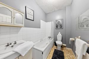 Hot Tub Garden Flat - Sleeps 5 - Near Station - WiFi