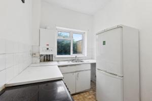 Hot Tub Garden Flat - Sleeps 5 - Near Station - WiFi