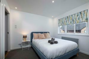 LANGLEY HOUSE 5beddouble with smart TV Loved by TRADES teams fully equipped new fitted kitchen FREE PARKING for 3 vehicles