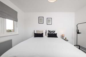 Langley House Central Dundee 5-BR Apartment Ideal for Trades Teams, ideal for STANNERGATE, Eden Project, and Harbour PRIVATE PARKING DOUBLE BEDS SMART TV IN BEDROOMS hotel quality with ammenties