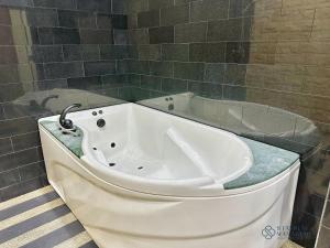 Mount Austin Landed Homestay 16pax Karaoke Jacuzzi BBQ by Stayrene