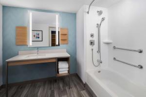 King Room with Bath Tub - Mobility Access room in Hilton Garden Inn Rockaway