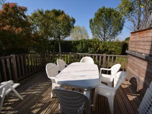 Maisons de vacances Maison Duplex avec Terrasse - 6 Pers, 4 Pieces, WiFi, Animaux Bienvenus, Parking Inclus - FR-1-382-185 : photos des chambres