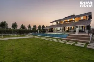 StayVista at Blisswood Cottage with Pool & Bar - Dindori