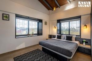 StayVista at Blisswood Cottage with Pool & Bar