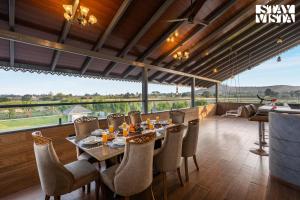 StayVista at Blisswood Cottage with Pool & Bar