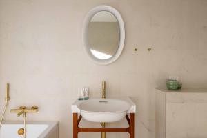 Lovely Apartment by w Bathtub and Balcony