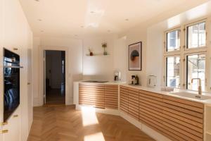 Lovely Apartment by w Bathtub and Balcony