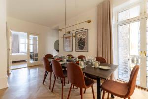 Lovely Apartment by w Bathtub and Balcony