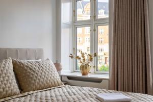 Lovely Apartment by w Bathtub and Balcony