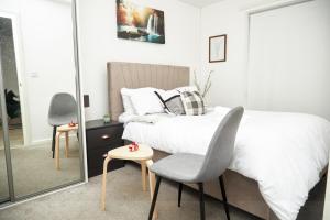 Luxury Ensuite Apartment with shared living room and kitchen