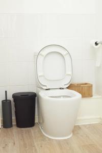 Luxury Ensuite Apartment with shared living room and kitchen