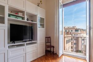 Bright Apartment near Piazza Bologna