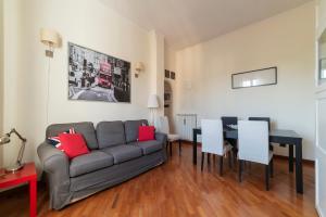 Bright Apartment near Piazza Bologna