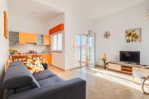 Charmantes Apartment mit Babybett, privatem Balkon, Grill, WiFi