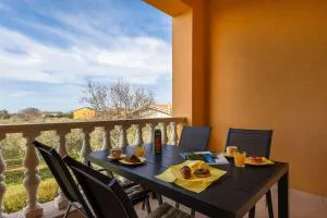 Preiswertes Apartment mit stylischem Interiour, Babybett, Spielplatz - Galižana