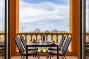 Preiswertes Apartment mit stylischem Interiour, Babybett, Spielplatz