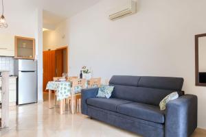 Preiswertes Apartment mit stylischem Interiour, Babybett, Spielplatz