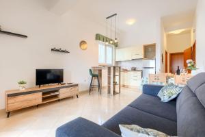 Preiswertes Apartment mit stylischem Interiour, Babybett, Spielplatz