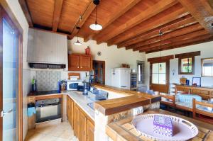 Maisons de vacances Maison pour 6 avec piscine et grand jardin : photos des chambres