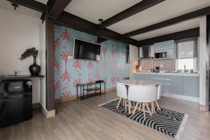 The Flamingo Rooftop Suite Unique Design in a Centric Location