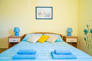 Apartment Cecilija - Seafront with sunbeds! Unique