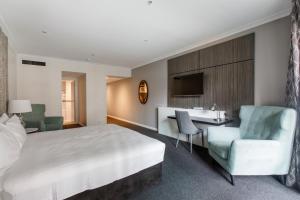 Modern Nomads Beautiful King Studio with Indoor Pool & Balcony