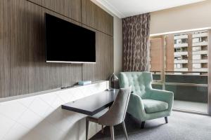 Modern Nomads Beautiful King Studio with Indoor Pool & Balcony