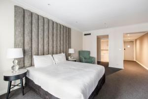 Modern Nomads Beautiful King Studio with Indoor Pool & Balcony