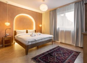 Ultracentral near Old Town, Cismigiu and Victoriei - Cozy, Quiet and Modern Apartment wt Sunny Balcony