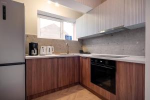Ultracentral near Old Town, Cismigiu and Victoriei - Cozy, Quiet and Modern Apartment wt Sunny Balcony