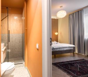 Ultracentral near Old Town, Cismigiu and Victoriei - Cozy, Quiet and Modern Apartment wt Sunny Balcony