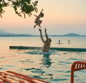 Escape Beach Resort - New Look & Improved - Маенам