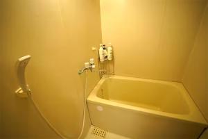 Room 204 Nishi-Shinjuku Gochome 9 minutes walk 40 square meters Sleeps up to 6 people