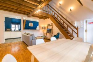 LA Plume aux pieds du Parvis Saint Jean