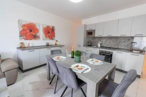 Sliema A20 - 5 mins walk to Valletta Ferry - Shopping Mall and Bay by QuickTrips