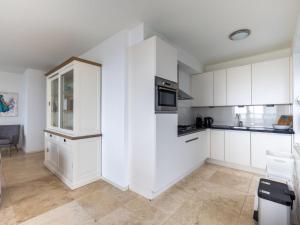 Apartment De Zeeparel by Interhome