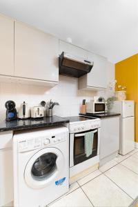 Modern & Cozy Studio Just Steps from Hyde Park