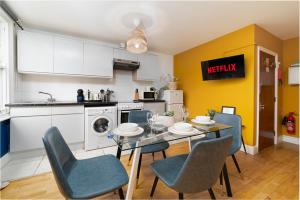 Modern & Cozy Studio Just Steps from Hyde Park