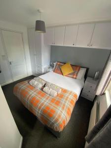 Tranquil Lodge hot tub and free golf