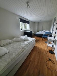 5 sovrum 10 sängar 13 sovplatser