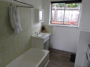 Platypus Heaven Waratah Waterfall Retreat Unit 3 Free Pay TV Free Bottle Wine