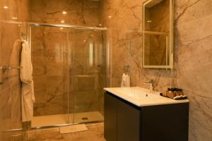 Magnifica Holiday Home with Jacuzzi hot tub and pool