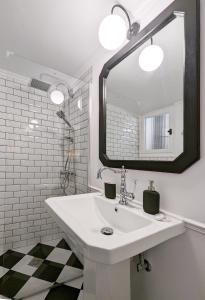 Chessboard styled 2BD apt next to Acropolis&Metro